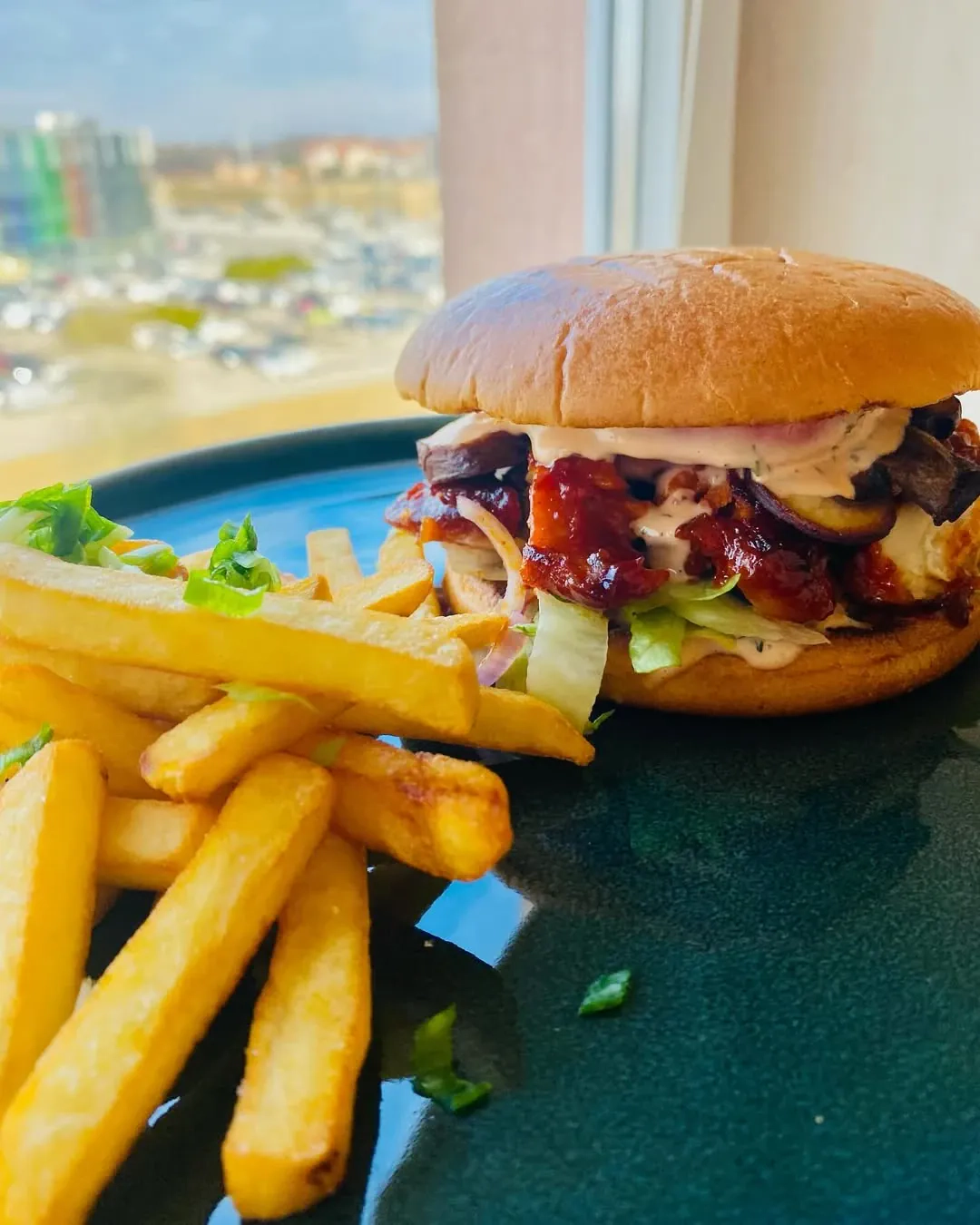 Naminis traškus vištienos burgeris su medaus-sojų padažu