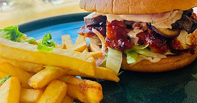 Naminis traškus vištienos burgeris su medaus-sojų padažu