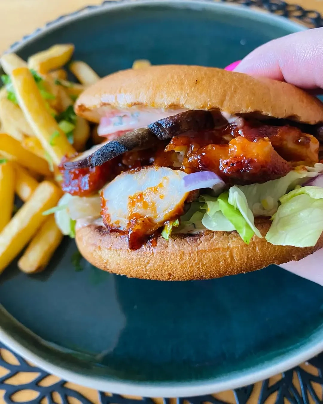 Naminis traškus vištienos burgeris su medaus-sojų padažu