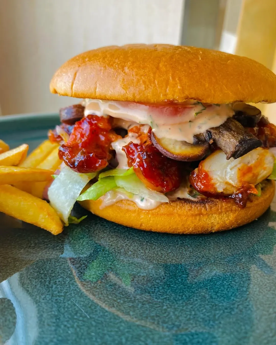 Naminis traškus vištienos burgeris su medaus-sojų padažu