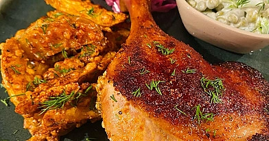 Keptos antienos kulšelės su bulvių skiltelėmis ir salotomis