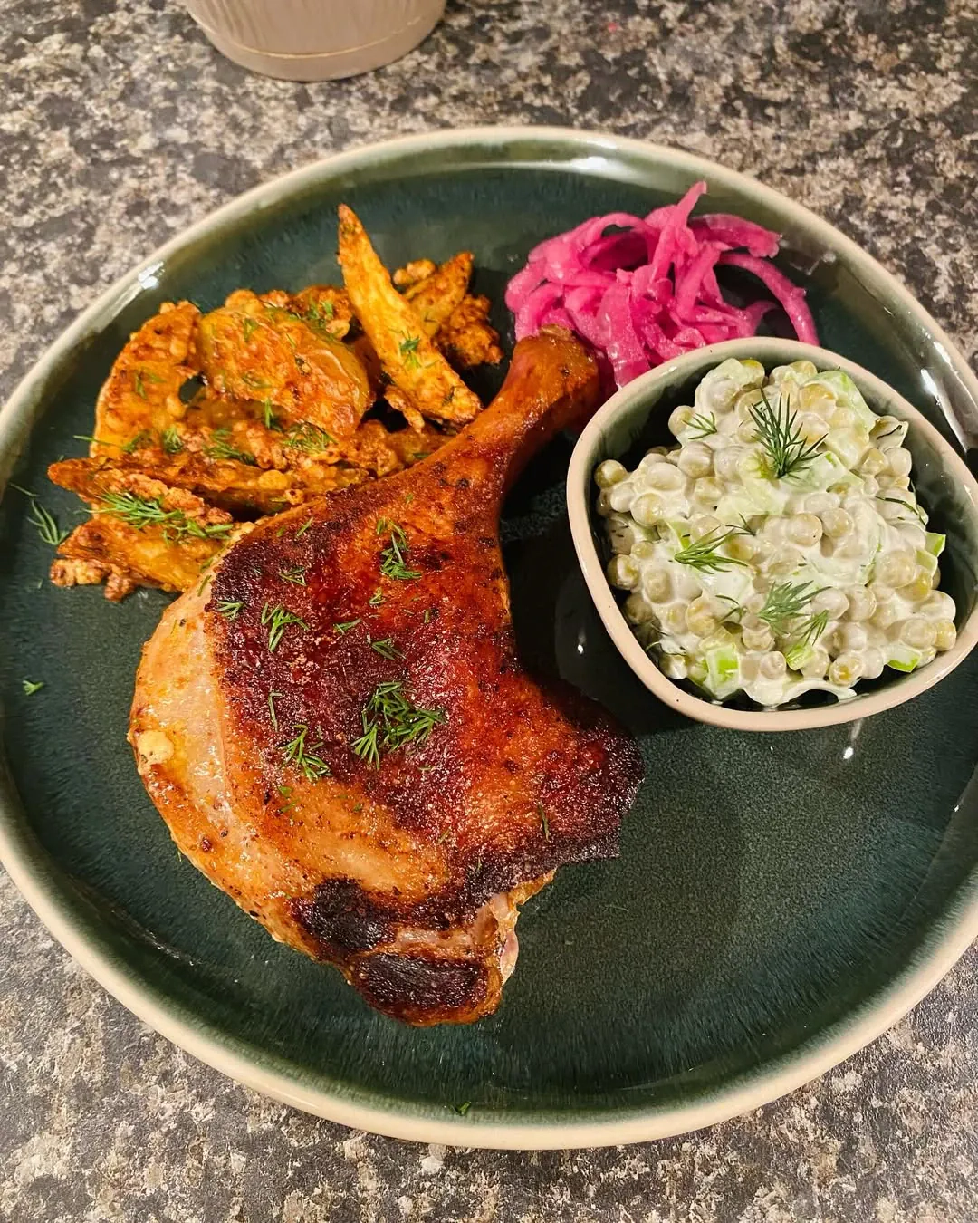 Keptos antienos kulšelės su bulvių skiltelėmis ir salotomis