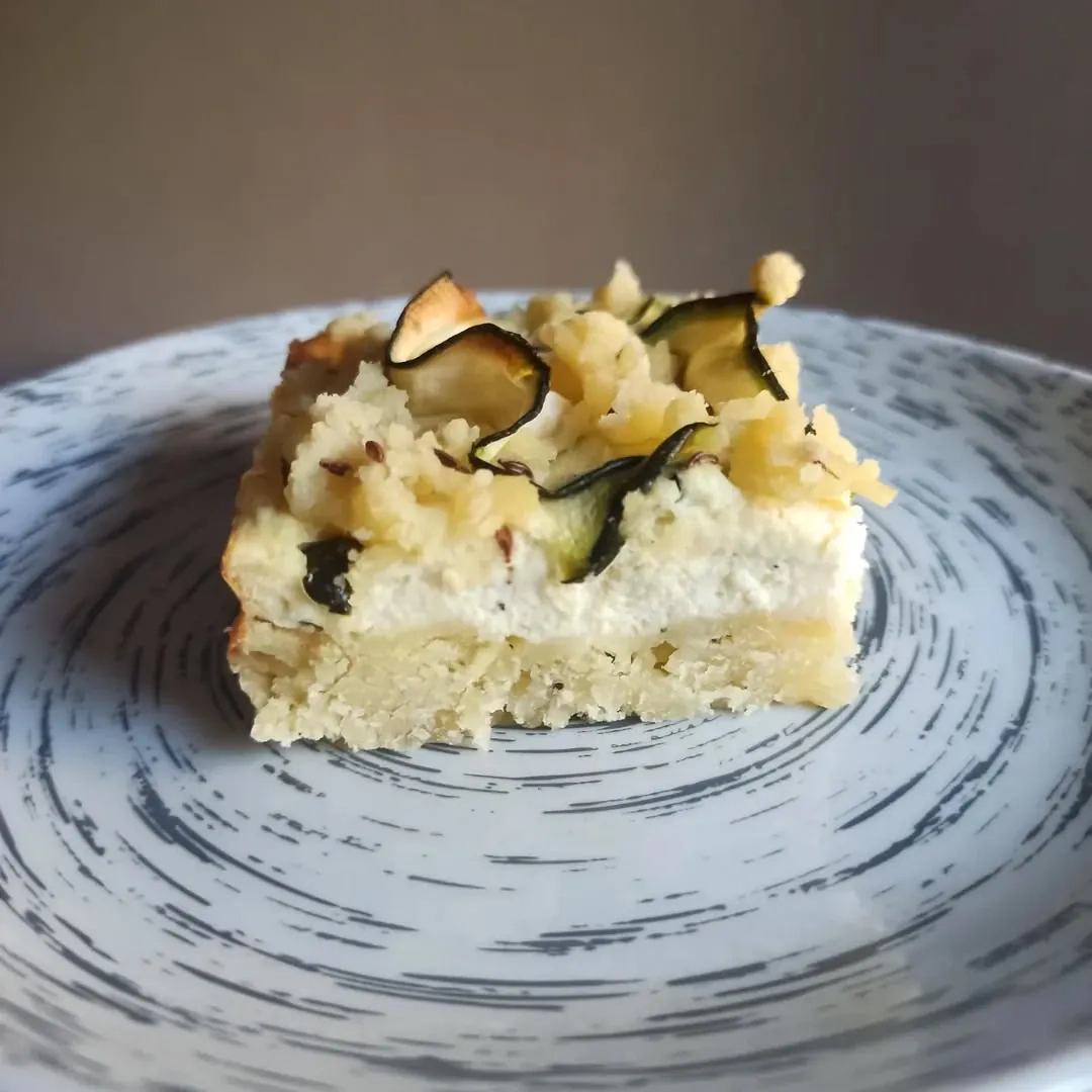 Sūrus varškės pyragas (apkepas) su cukinija 🥧 Sūrus varškės pyragas (apkepas) su cukinija 🥧