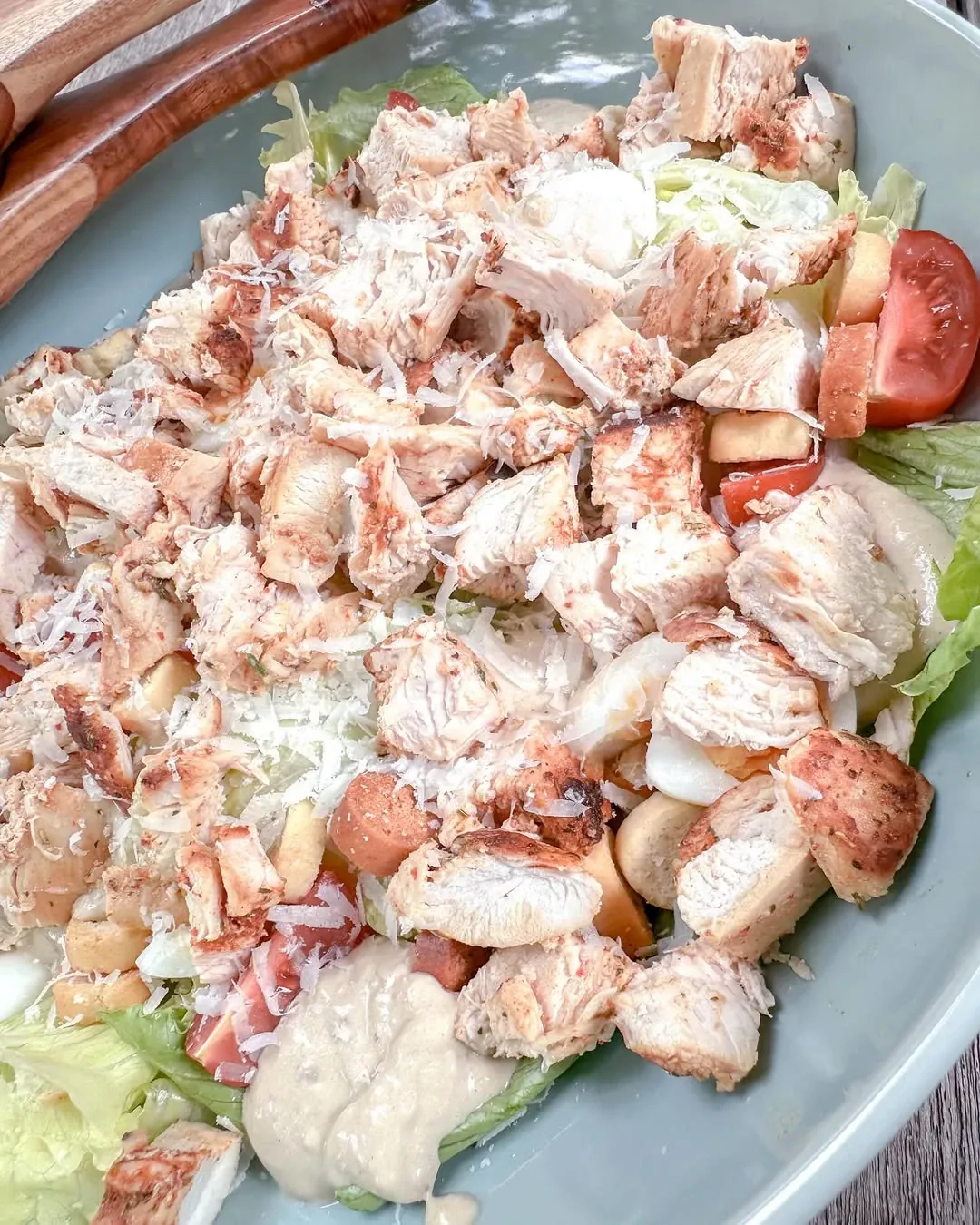 Naminės Cezario salotos su vištiena ir ančiuvių padažu Naminės Cezario salotos su vištiena ir ančiuvių padažu