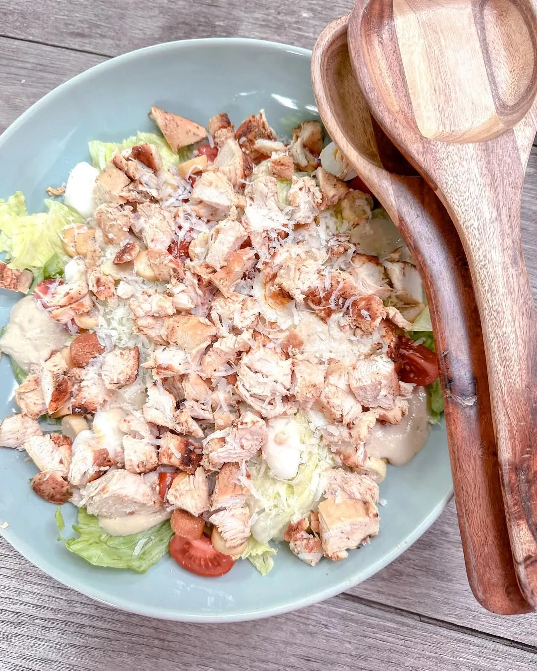 Naminės Cezario salotos su vištiena ir ančiuvių padažu Naminės Cezario salotos su vištiena ir ančiuvių padažu