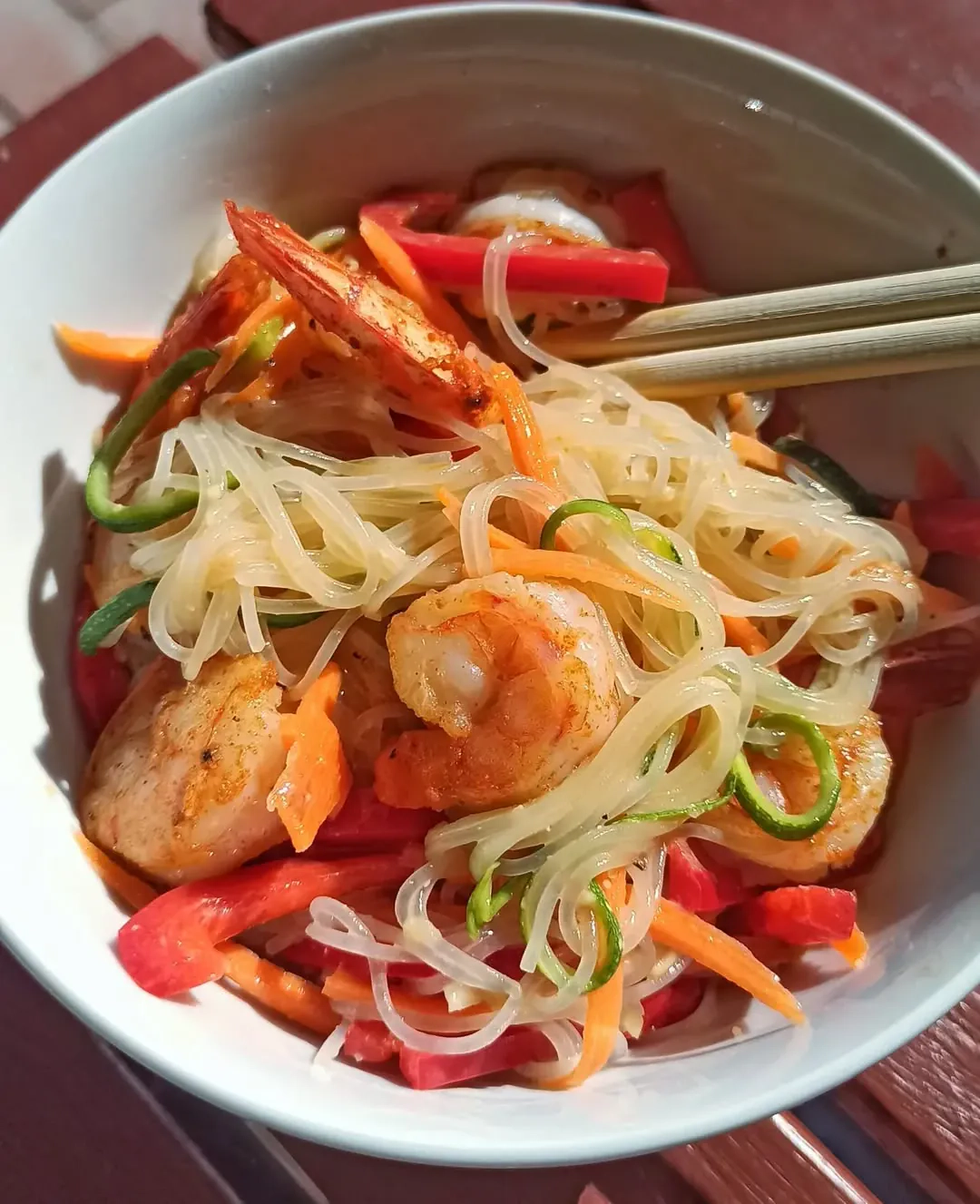 Tailandietiškos salotos su stikliniais makaronais, daržovėmis ir krevetėmis🥢
