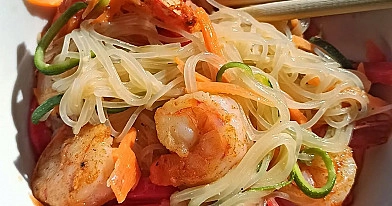 Tailandietiškos salotos su stikliniais makaronais, daržovėmis ir krevetėmis🥢