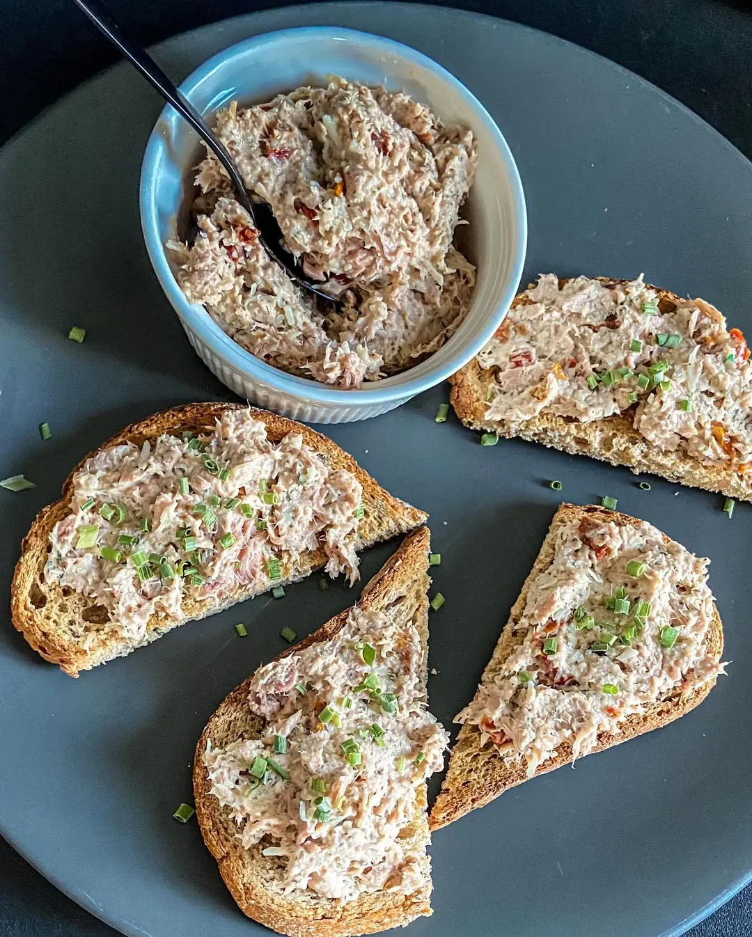 Greitai pagaminama rūkytos lašišos ir pupelių užtepėlė be majonezo