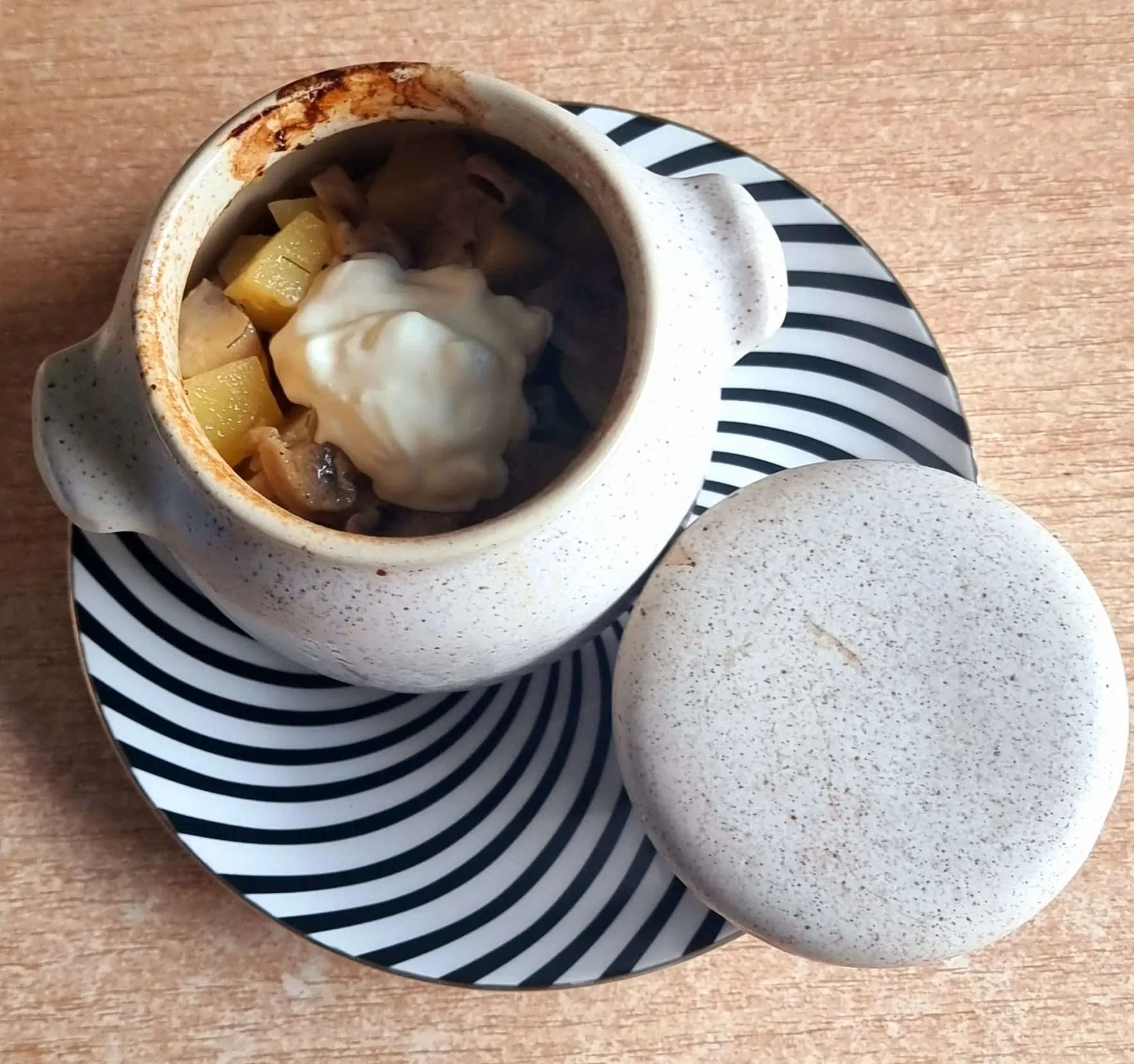 Vištienos čenakai su morkomis, salierais, pastarnokais ir bulvėmis