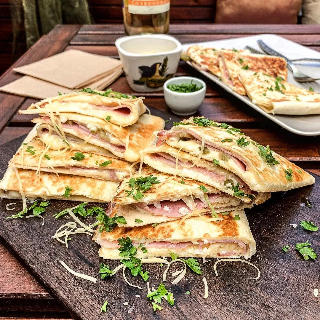 Kesadilijos su kumpiu, jalapenais ir čederio sūriu