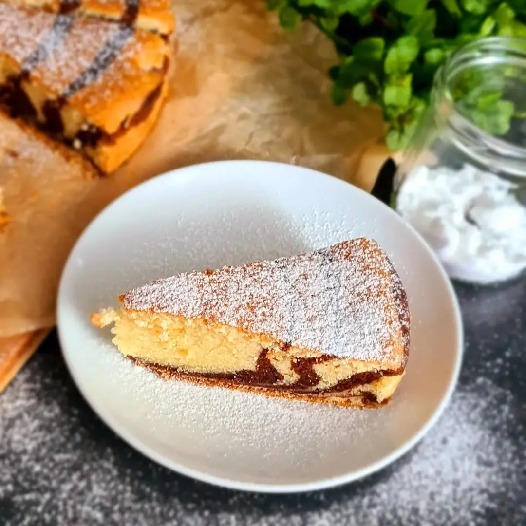 Margas bananų keksas su riešutais