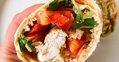 Tortilijų buritos su vištiena, avokadais, pomidorais ir sūriu