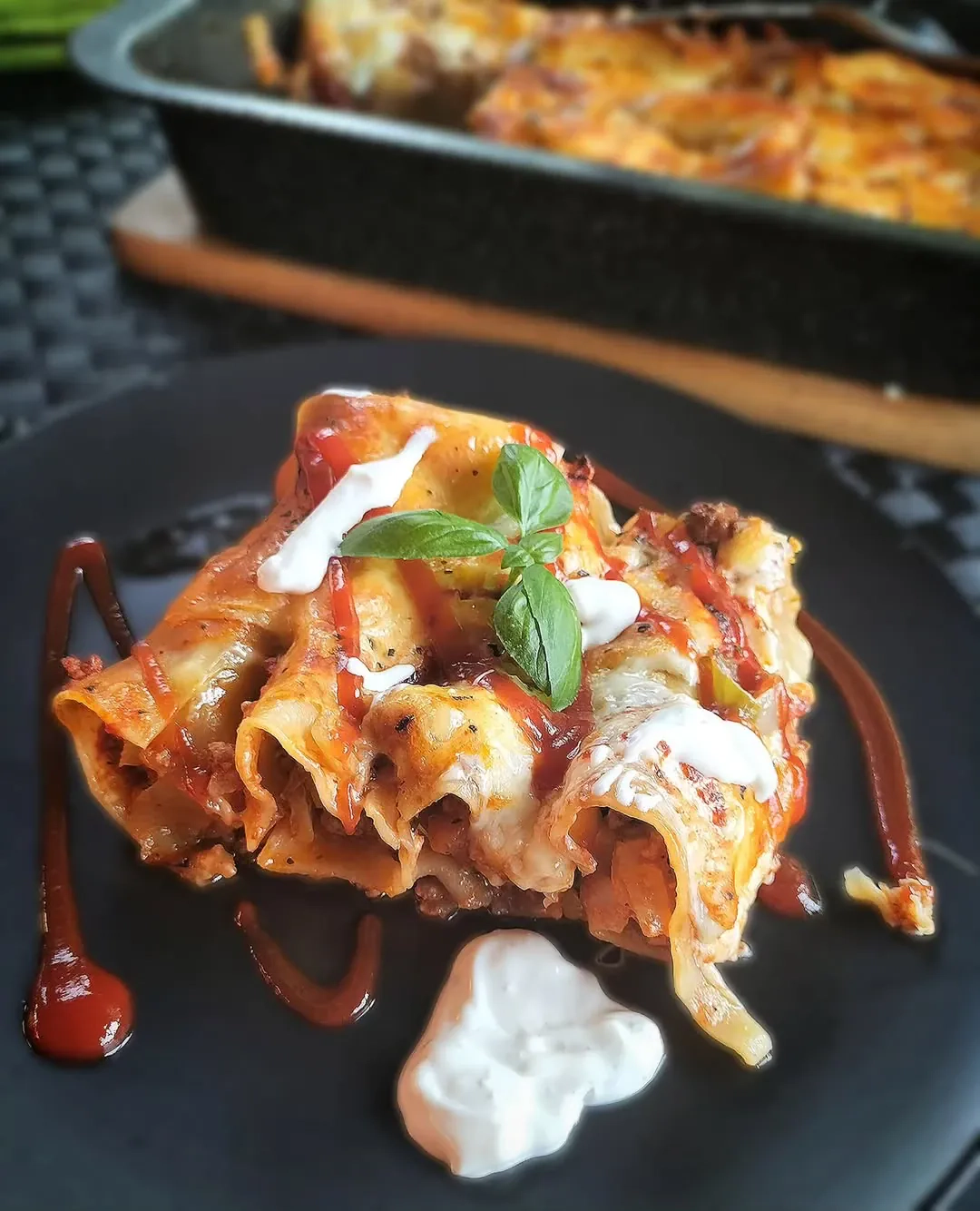Cannelloni arba faršu įdaryti makaronai, apkepti su sūriu orkaitėje