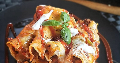 Cannelloni arba faršu įdaryti makaronai, apkepti su sūriu orkaitėje