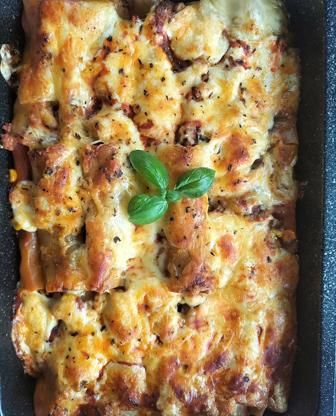 Cannelloni arba faršu įdaryti makaronai, apkepti su sūriu orkaitėje