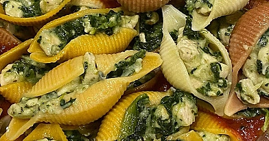 Įdaryti makaronai su rikota sūriu ir špinatais