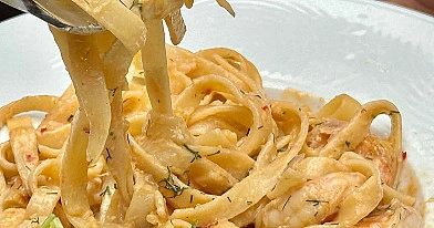 Krevetės su makaronais grietinėlės ir vyno padaže