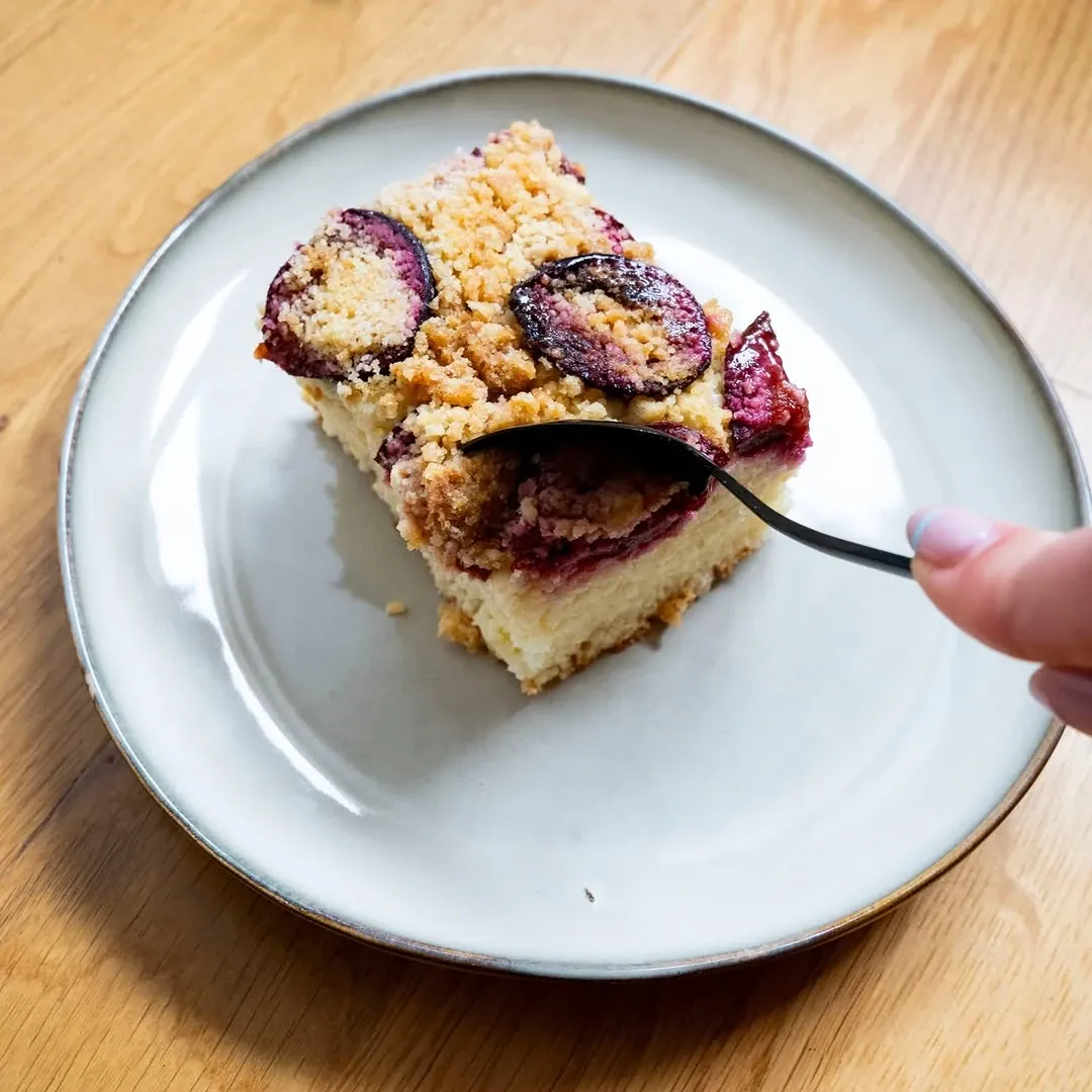 Varškės pyragas su slyvomis (Cottage Cheese Plum Cake)