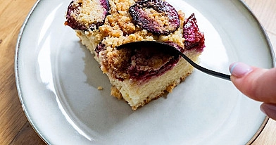 Varškės pyragas su slyvomis (Cottage Cheese Plum Cake)