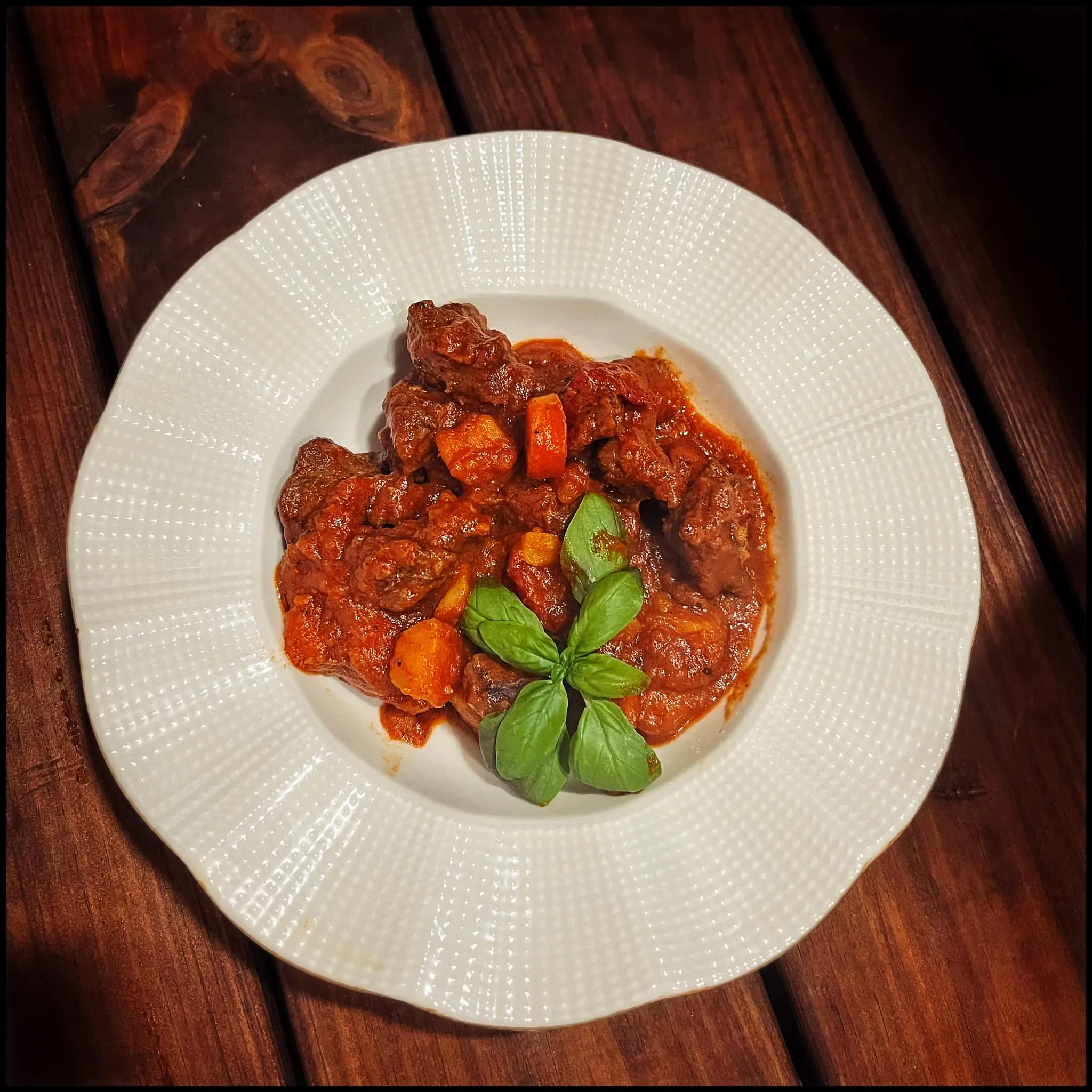 Minkštas, senovinis močiutės jautienos guliašas