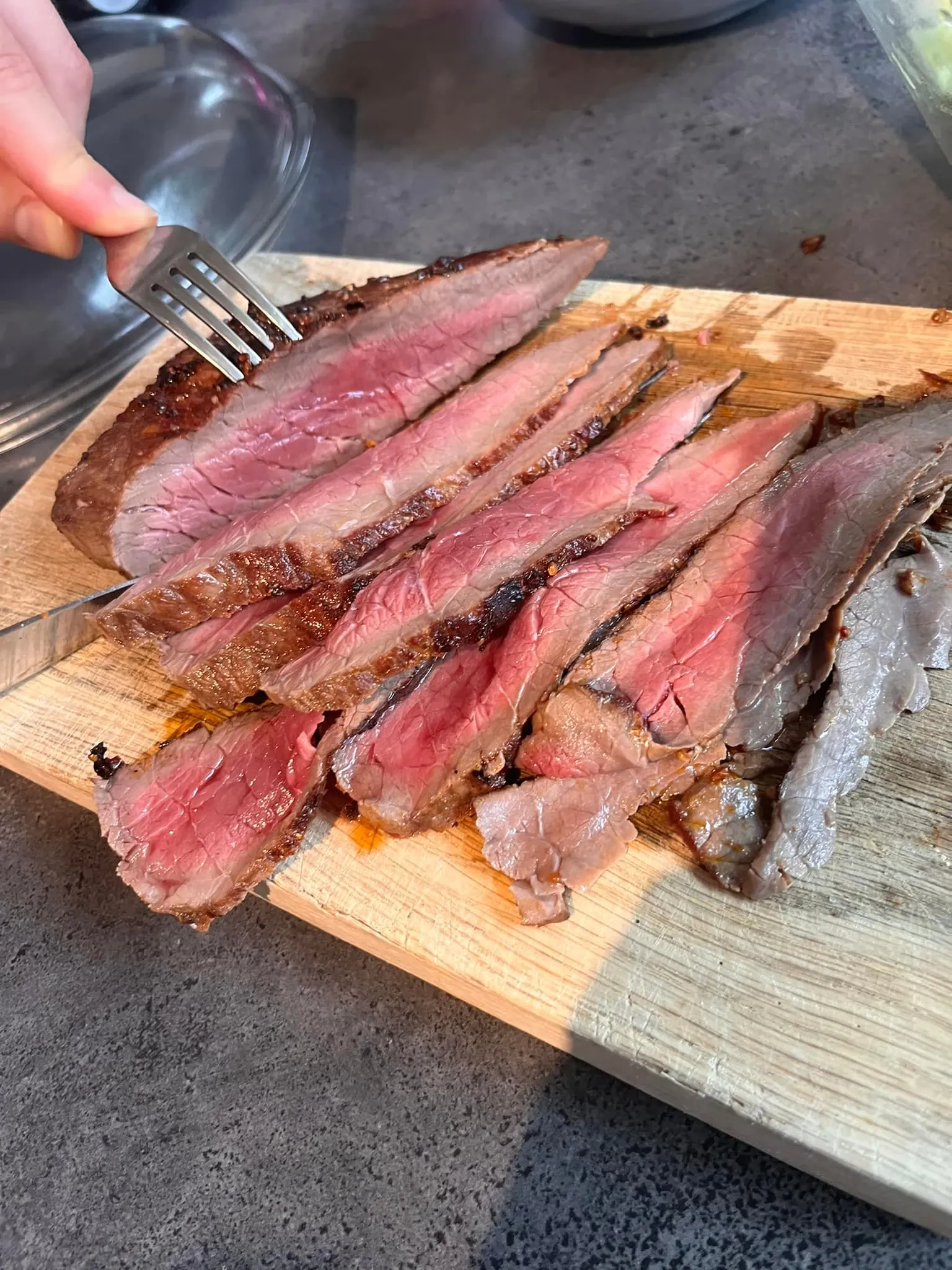 Medium Rare Steikas - jautienos kepsnys su vyno padažu Medium Rare Steikas - jautienos kepsnys su vyno padažu