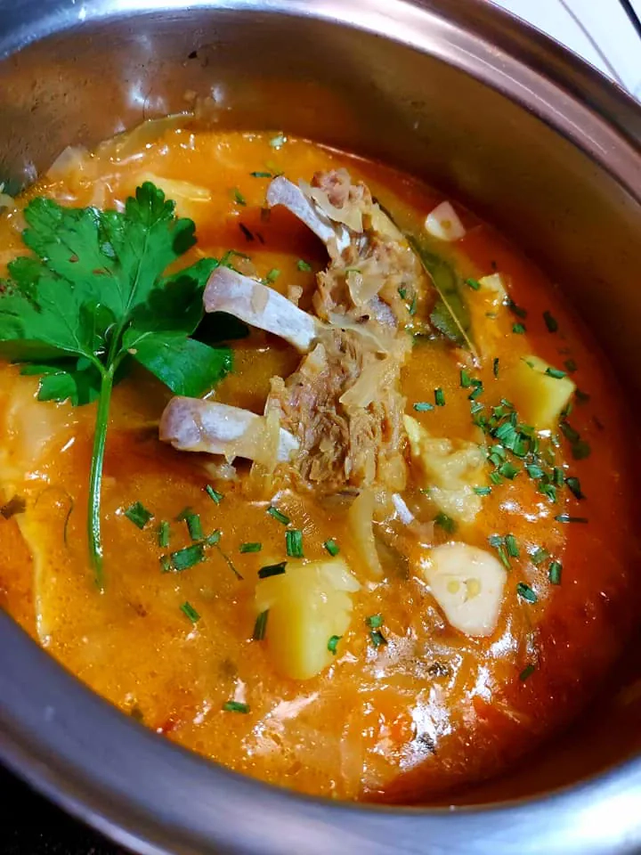 Beatos raugintų kopūstų sriuba su šonkauliukais