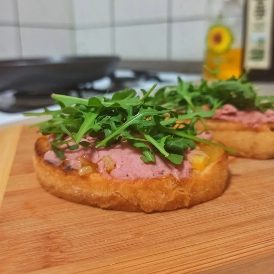 Brusketos su apelsinų džemu, paštetu ir rukola 🥖