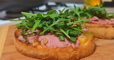 Brusketos su apelsinų džemu, paštetu ir rukola 🥖