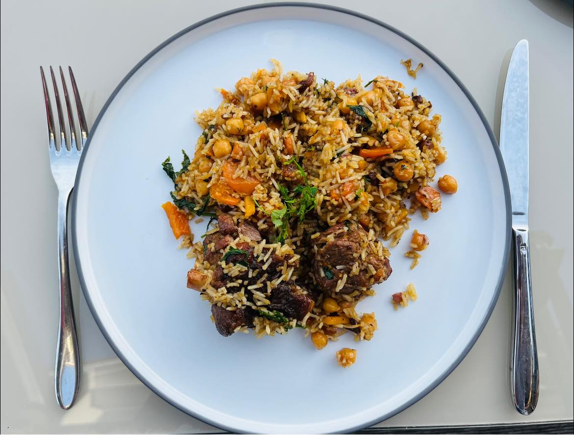 Kiaulienos nugarinės plovas su ryžiais, morkomis ir svogūnais