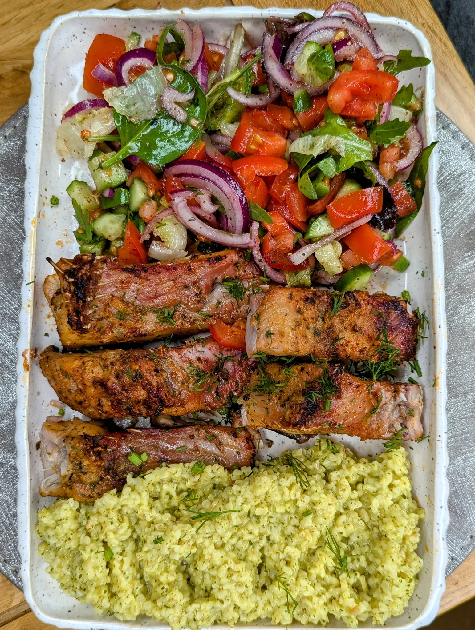 Keptas karpis ant iešmukų, kamado tipo grilyje