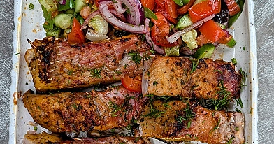 Keptas karpis ant iešmukų, kamado tipo grilyje