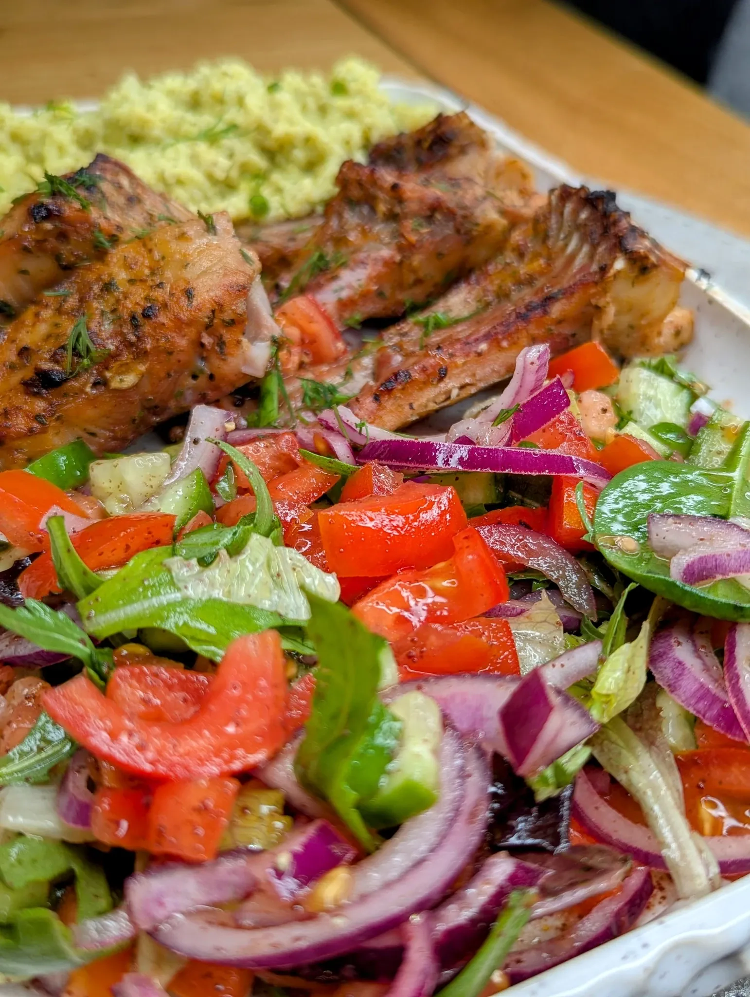 Keptas karpis ant iešmukų, kamado tipo grilyje