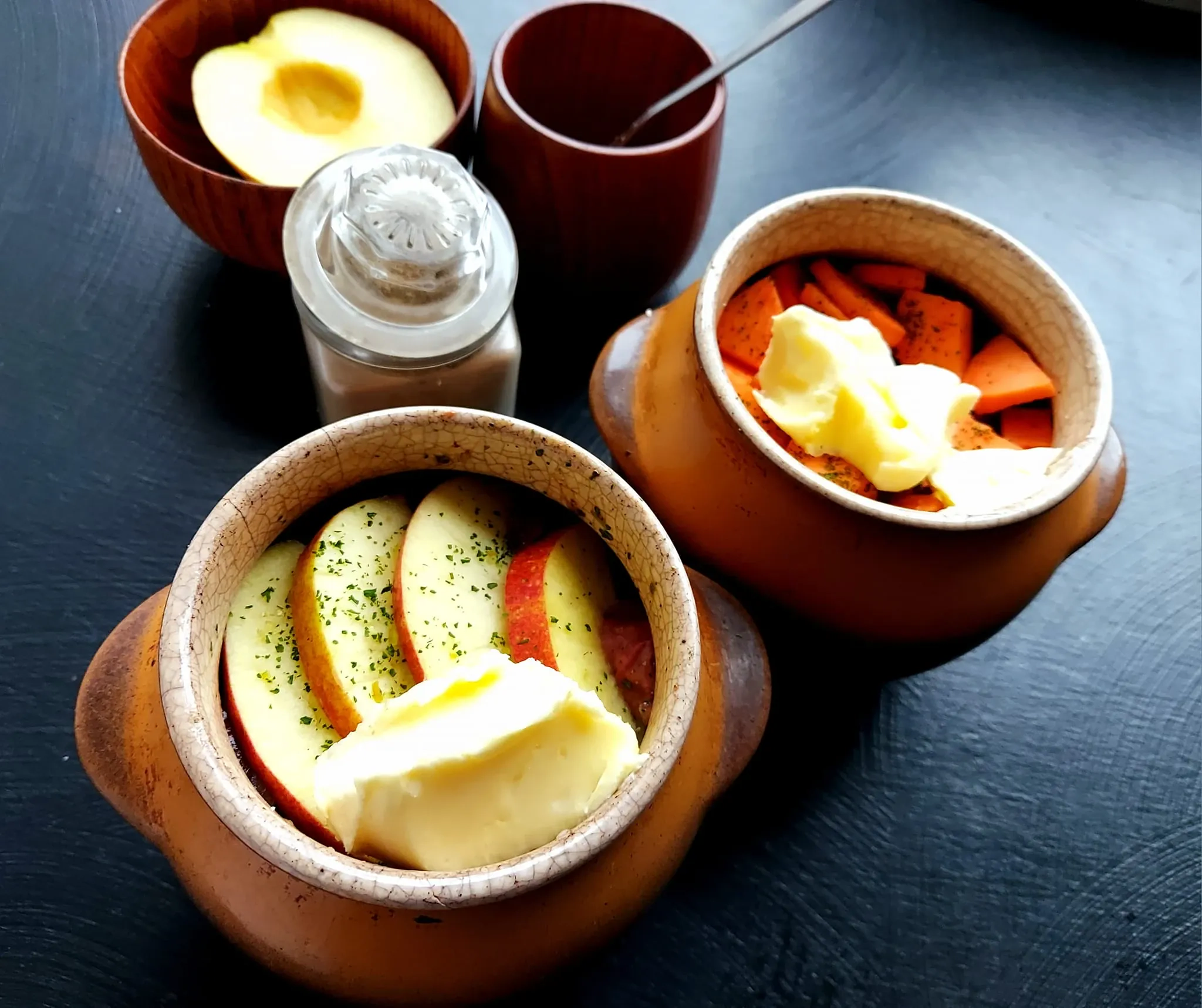 Vištienos kepenėlės su obuoliais čenakinėse