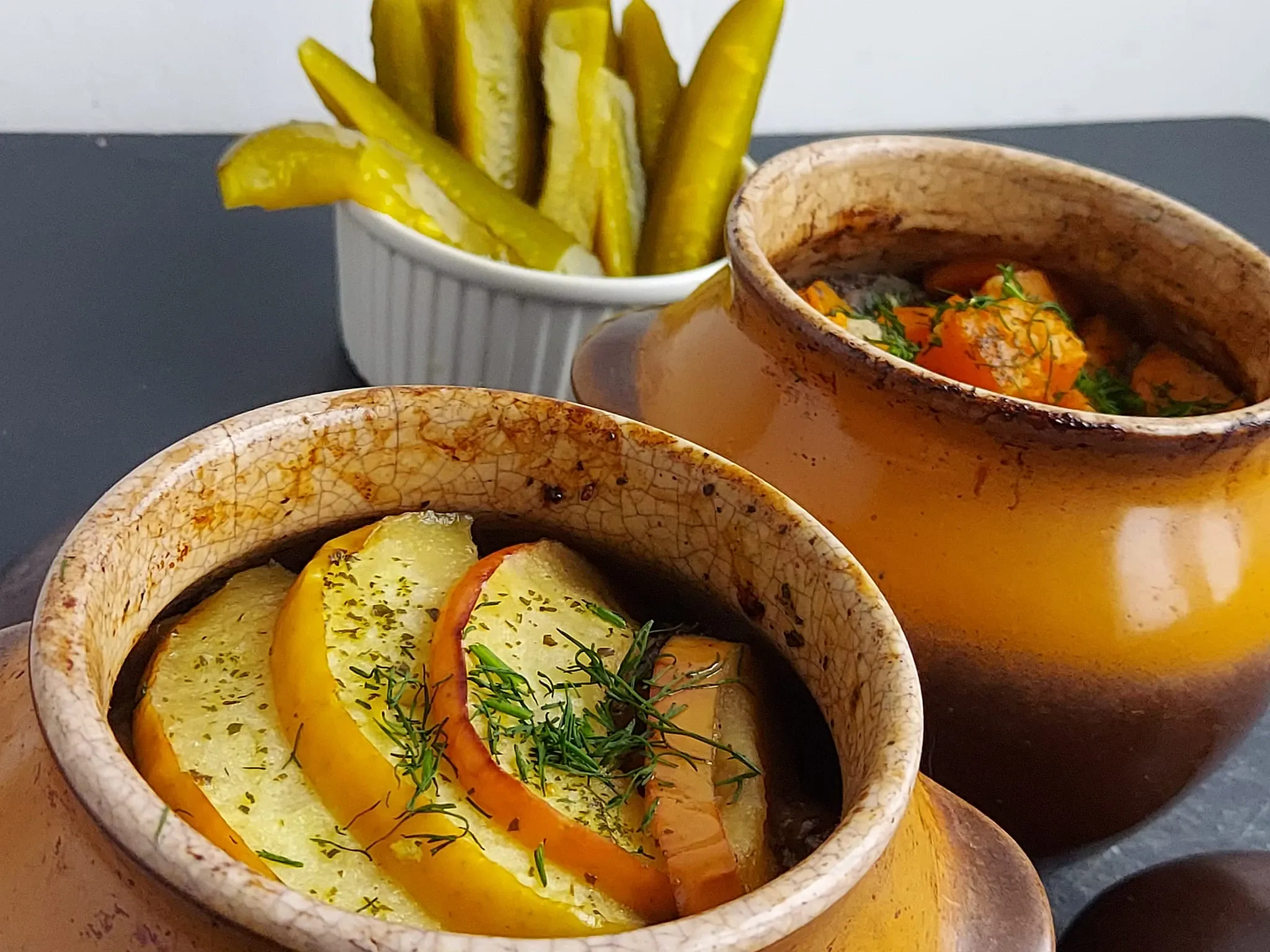 Vištienos kepenėlės su obuoliais čenakinėse