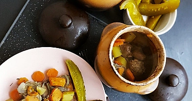Vištienos kepenėlės su morkomis, saldžiosiomis bulvėmis ir pastarnokais, čenakinėse