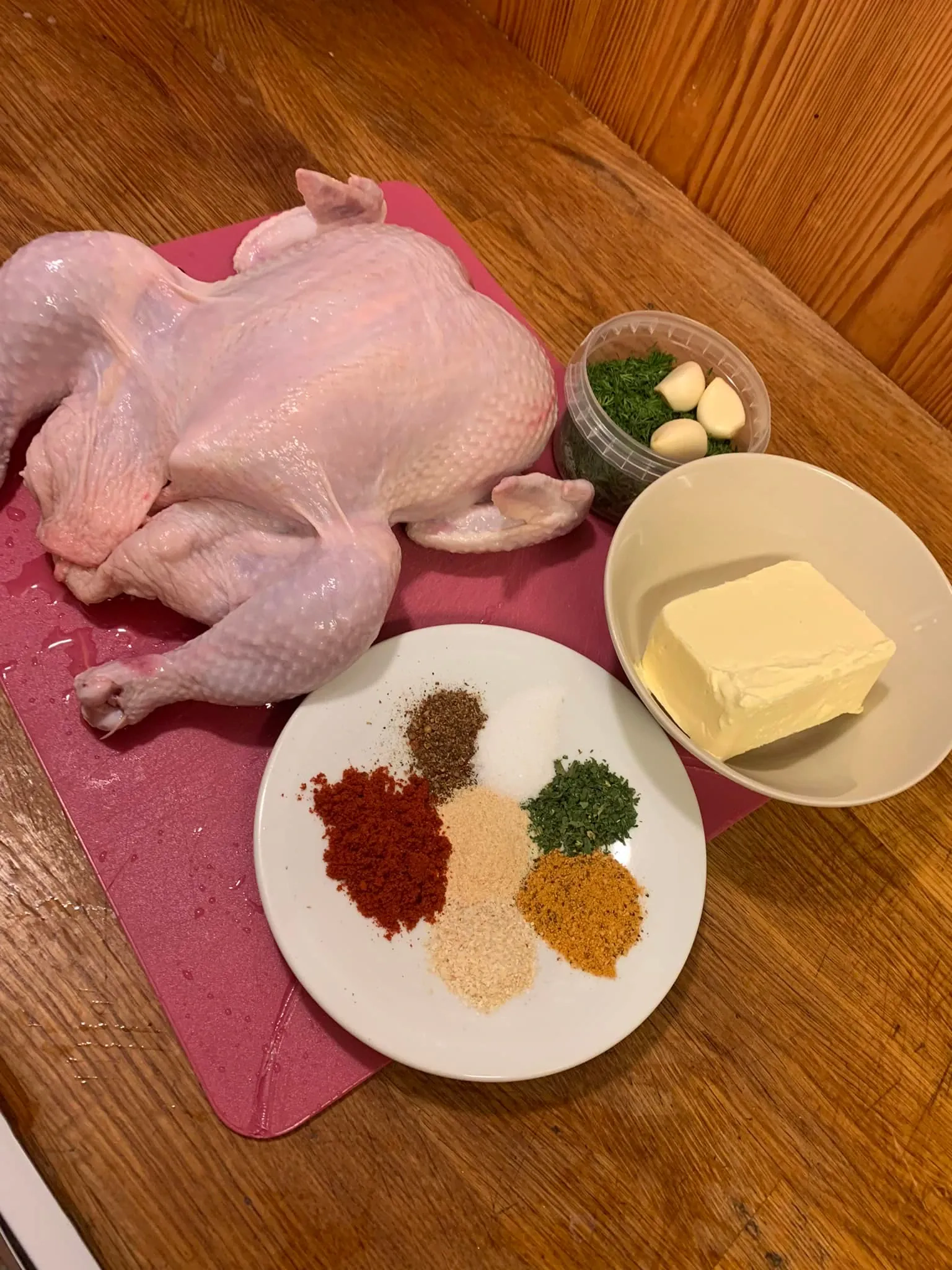 Kepta višta su česnakiniu sviestu ir žolelėmis