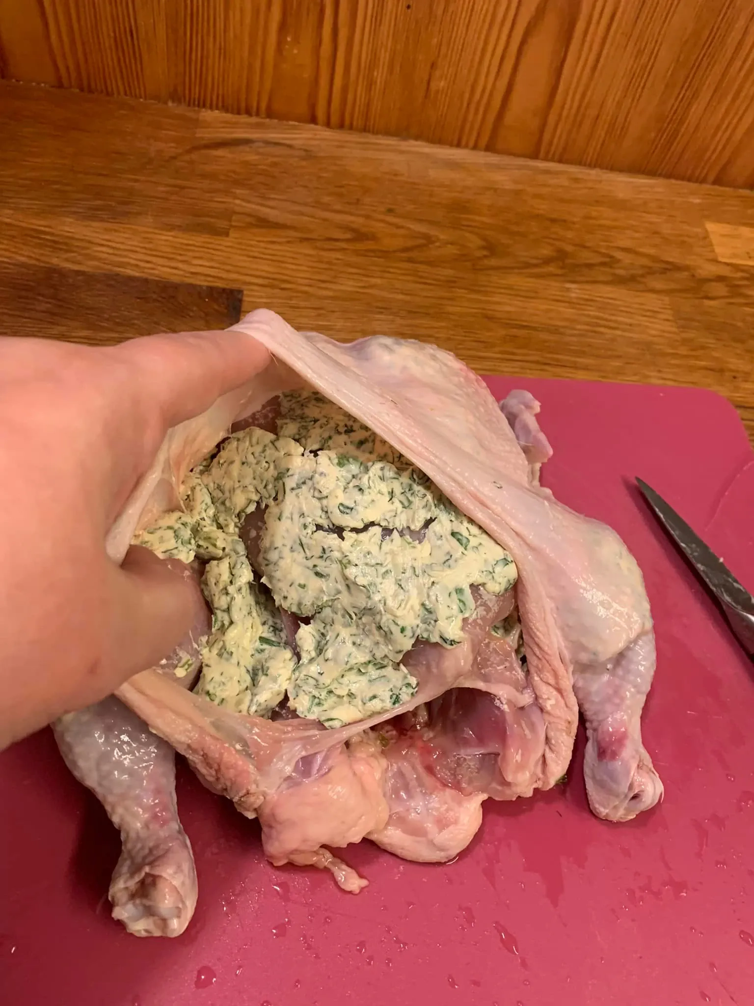 Kepta višta su česnakiniu sviestu ir žolelėmis