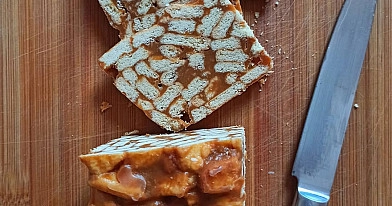 Greitas karamelinis tinginys su riešutais ir rududu