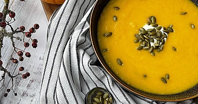 Veganiška trinta moliūgų ir lęšių sriuba su kokosų pienu