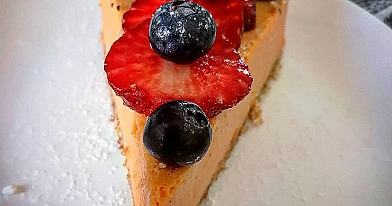 Jogurtinis tortas su saldintu sutirštintu pienu, persikais ir Selgos sausainiais