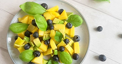 Sveikos ir greitos mango ir avokado salotos su šilauogėmis