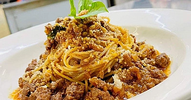Spaghetti bolognese - spagečiai su bolonijos padažu iš faršo ir sūriu