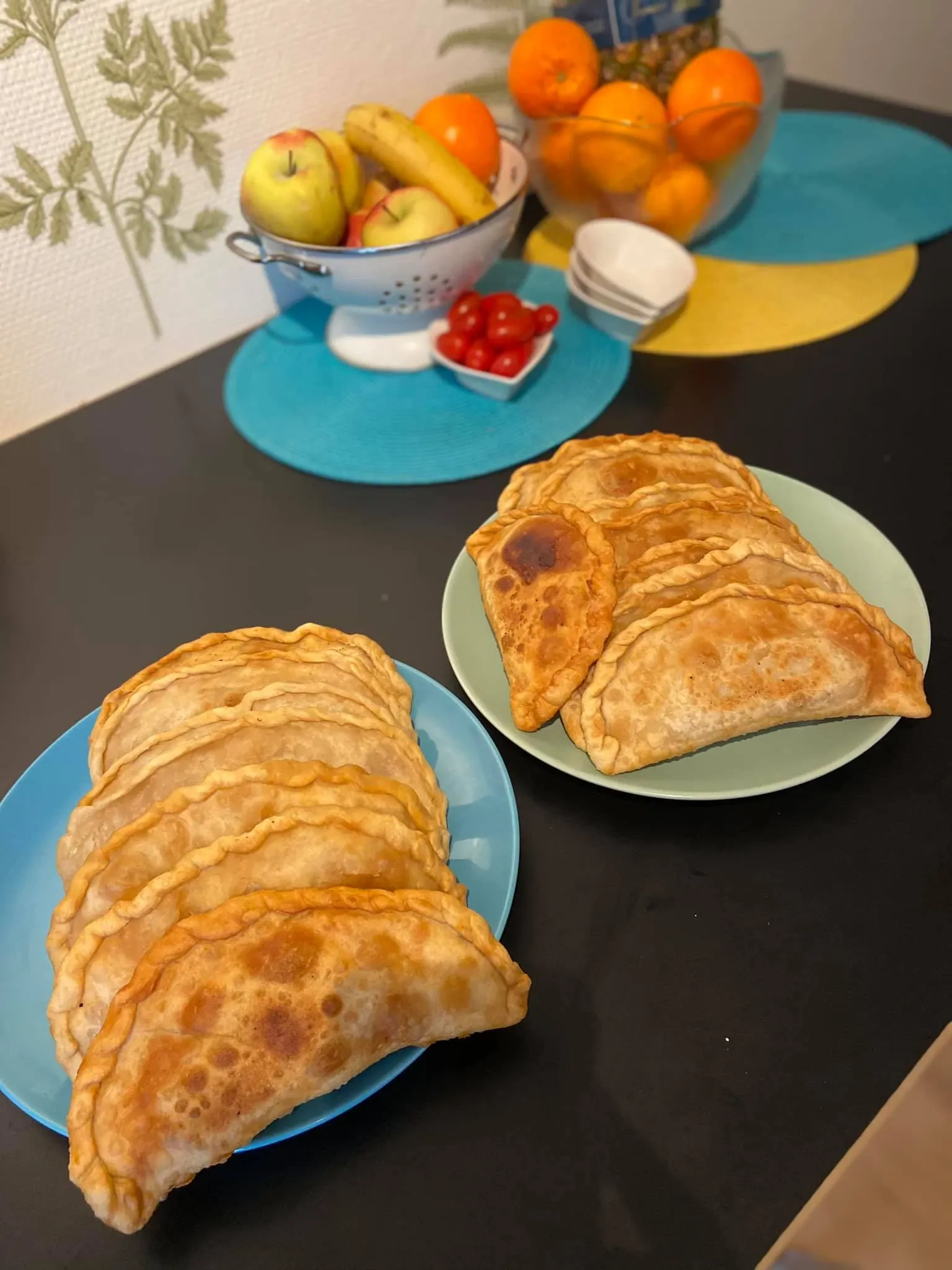 Varškiniai kefyro čeburekai su mėsos ir sūrio įdaru