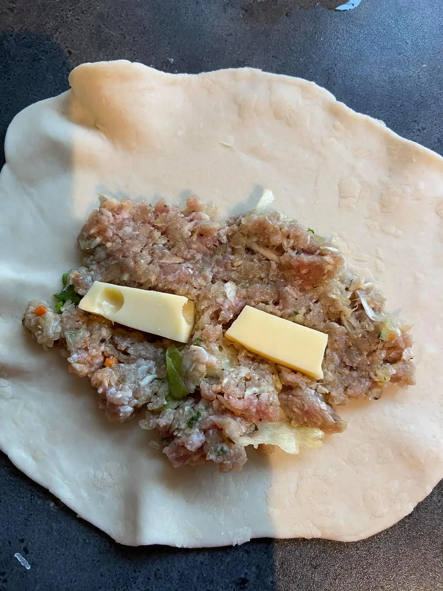 Varškiniai kefyro čeburekai su mėsos ir sūrio įdaru