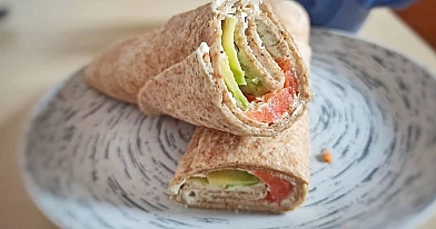 Pusryčių tortilijos su avokadu, lašiša ir tepamu varškės sūriu 🌯