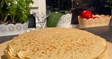 Paprasti pusryčių blynai su obuoliais su klevų sirupu
