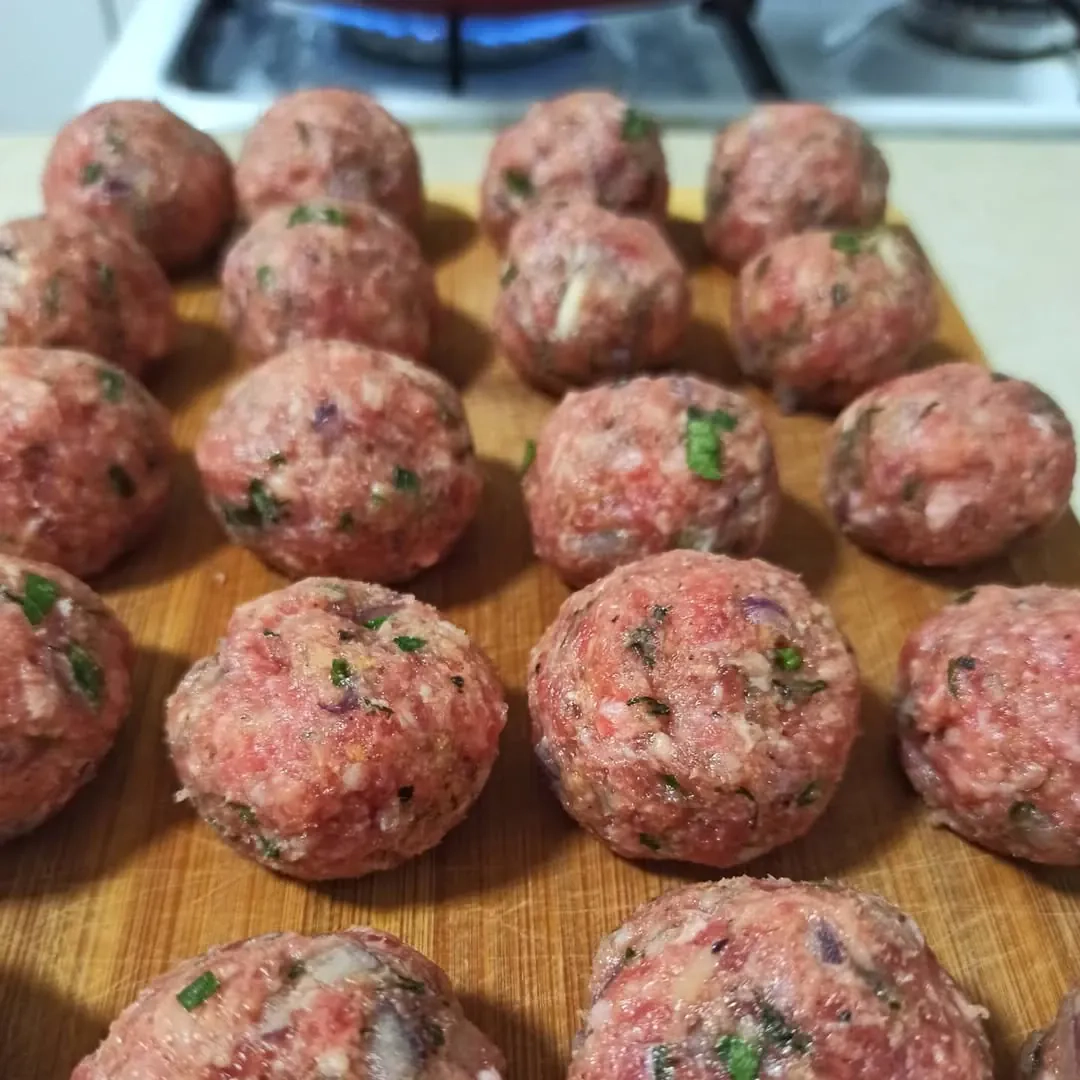 Mėsos kukuliai su česnakiniu sviesto padažu