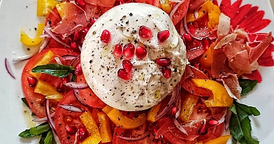Burrata salotos su serano kumpiu ir granato sėklomis