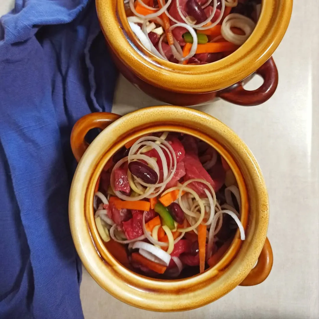 Čenakai su jautiena, pupelėmis ir pomidorų pasta