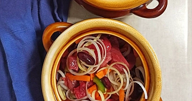 Čenakai su jautiena, pupelėmis ir pomidorų pasta